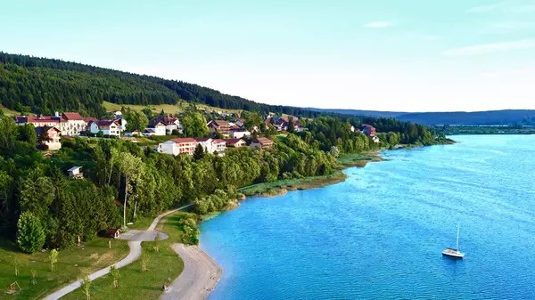 prise de vues aérienne par drone du lac malbuisson dans le doubs prise de vues aérienne par drone du lac malbuisson dans le doubs